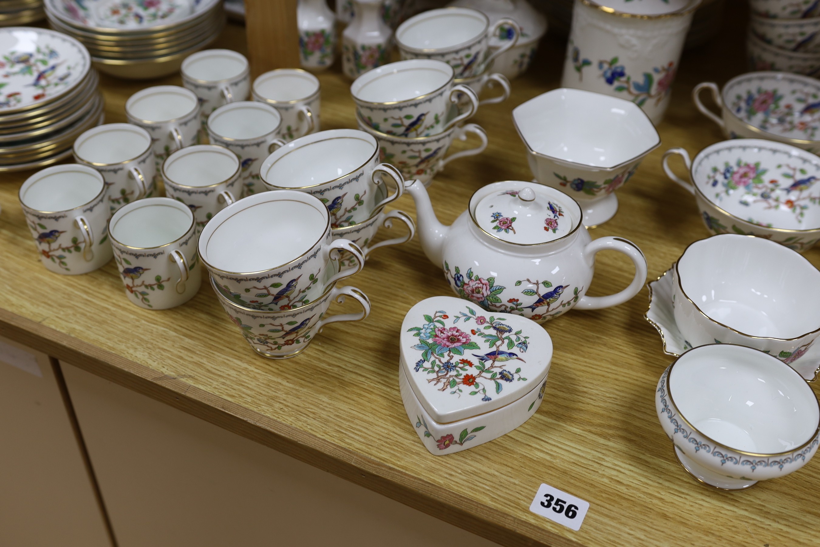A large Aynsley ‘Pembroke’ dinner service